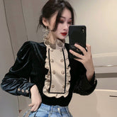 Blusa elegante de terciopelo con cuello alto y manga larga